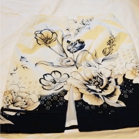 White House black market floral skirt - Picture 2 of 4